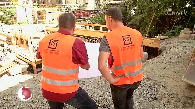 Hoch oben: Der Brückenbau über die Leutra zwischen Lommerweg und Jahnstraße nimmt Gestalt an