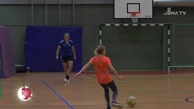 Neues Sportangebot: Fußballerinnen vom FF USV gaben Nachwuchskickerinnen Tipps