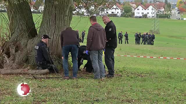 Getötet: Die Polizei ging heute auf einer Weide bei Cospeda auf Spurensuche