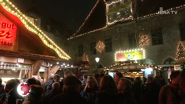 Weihnachtsmarkt eröffnet: Blechbläser geben jeden Tag ein Ständchen vom Rathausturm