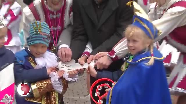 Übergeben: Oberbürgermeister Dr. Thomas Nitzsche überreichte heute den Rathausschlüssel an die Narren 