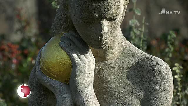 Repariert: Der Froschkönigbrunnen steht nach schwerer Beschädigung wieder in der Oberaue