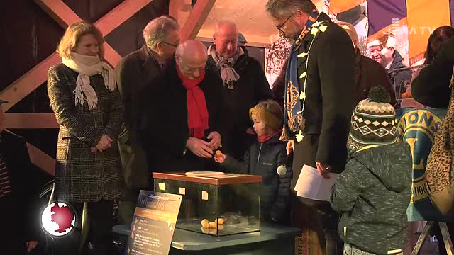 Das große Los gezogen: Die Hauptgewinne der Weihnachtsmarkt-Tombola wurden verteilt