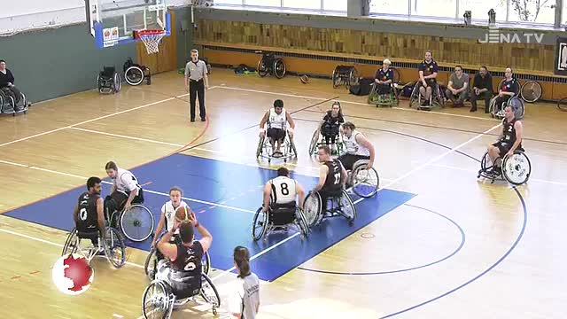 Auf dem Parkett: Die zweite Mannschaft der Jena Caputs kämpft gegen den Oberliga-Abstieg