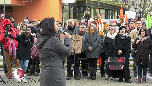 Auf der Straße: Demonstranten bejubelten den Kemmerich-Rücktritt