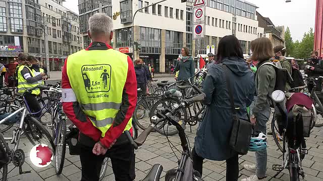 Demo für autofreie Innenstadt: Fahrradfahrer fordern mehr Sicherheit auf Jenas Straßen