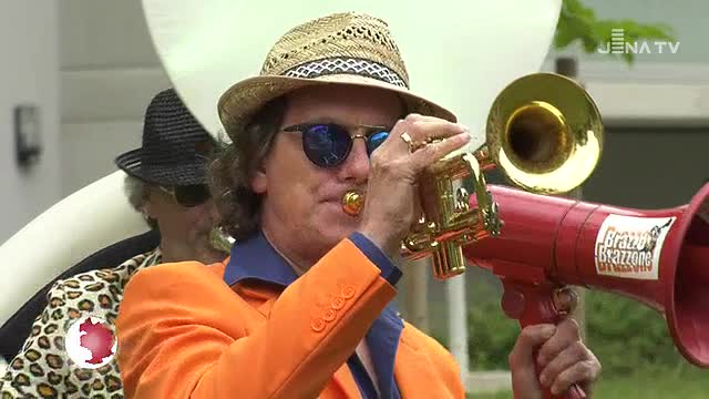 Konzerte: Die Wohnungsgenossenschaft „Carl Zeiss“ engagierte die Brass Band Brazzo Brazzone 
