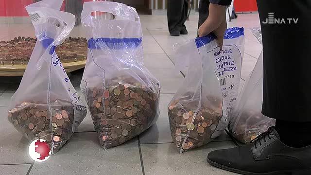 Gesammelt: Das Geld aus dem Spendentrichter der  Sparkasse kommt dem Kirchbauverein zugute 