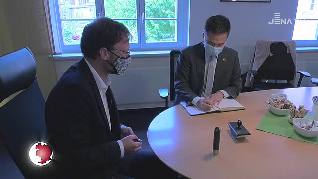 Begrüßt: Der neue US-Generalkonsul trug sich ins Gästebuch der Stadt ein