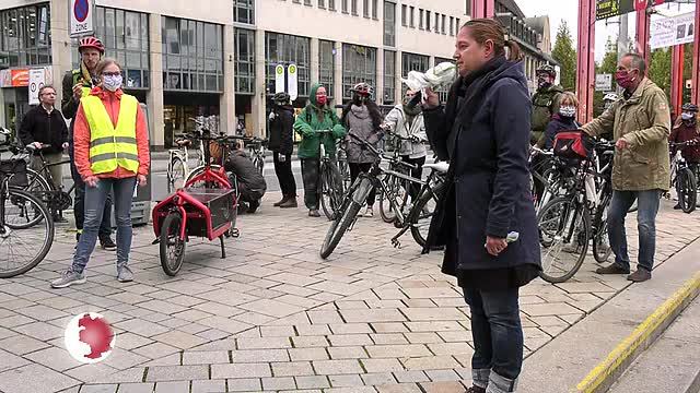 Fahrraddemo: Die „Critical Mass“ kritisiert die aktuelle Verkehrssituation für Radfahrer in Jena 