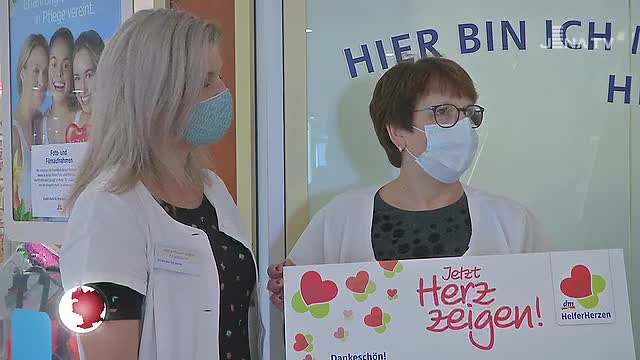 Spende: Der Drogeriemarkt dm unterstützt das Schatzheber-Projekt der Bürgerstiftung