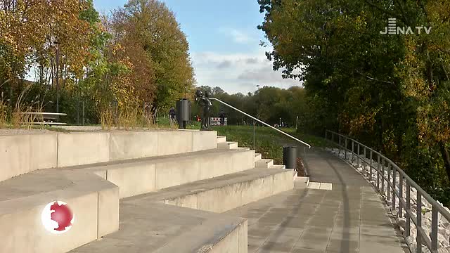 Weg gesperrt: An der neugestalteten Landfeste werden weitere Bäume gepflanzt