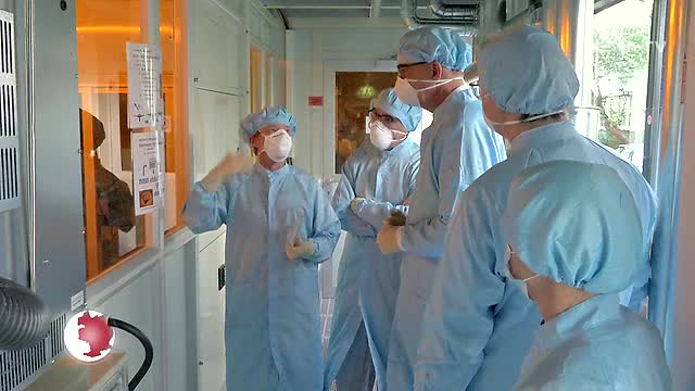 Forschung: Der LINKEN-Fraktionschef im Bundestag informierte sich am Leibniz-IPHT