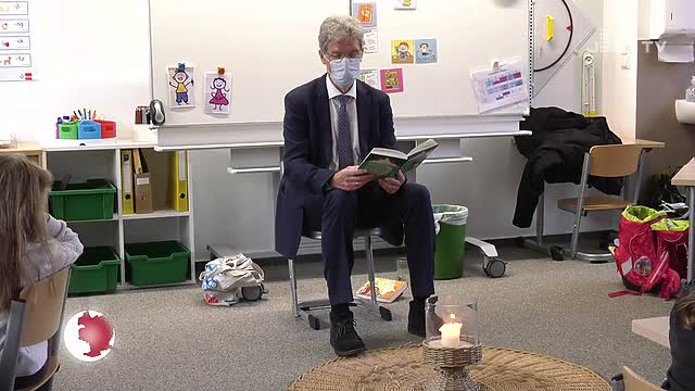 Zugehört: Beim bundesweiten Vorlesetag las Bildungsminister Helmut Holter den Schülern der Werkstattschule vor