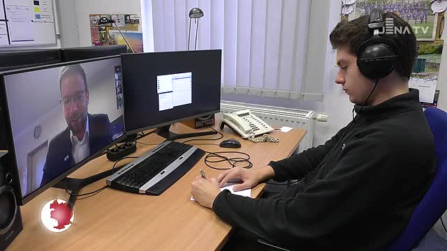 Überreicht: Der OB übergab das Gütesiegel des Jenaer Familienbündnisses an die Universität und die Carl Zeiss AG