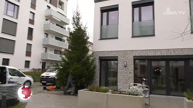 Weihnachtsbaum aufgestellt: Die  Seniorenwohnanlage Rosepark erhielt Unterstützung