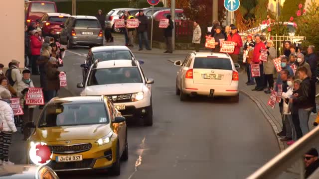 Stiller Protest: In der Camsdorfer Straße bildeten etwa 200 Personen eine Menschenkette 
