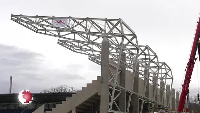 Baufortschritt: Im Ernst-Abbe-Sportfeld erhält die neue Nordtribüne ihre Dachkonstruktion
