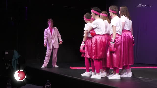 Premiere gefeiert: Im Theaterhaus präsentiert Pina Bergemann ihr Stück „Leaving Carthago“ 