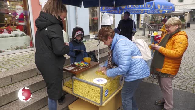 Tombola-Lose: Der Lions Club Jena sorgt auf dem Weihnachtsmarkt wieder für Glücksmomente