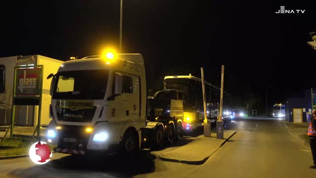 Lichtbahn angeliefert – mit einem Schwertransport kam die erste neue Straßenbahn in Jena an