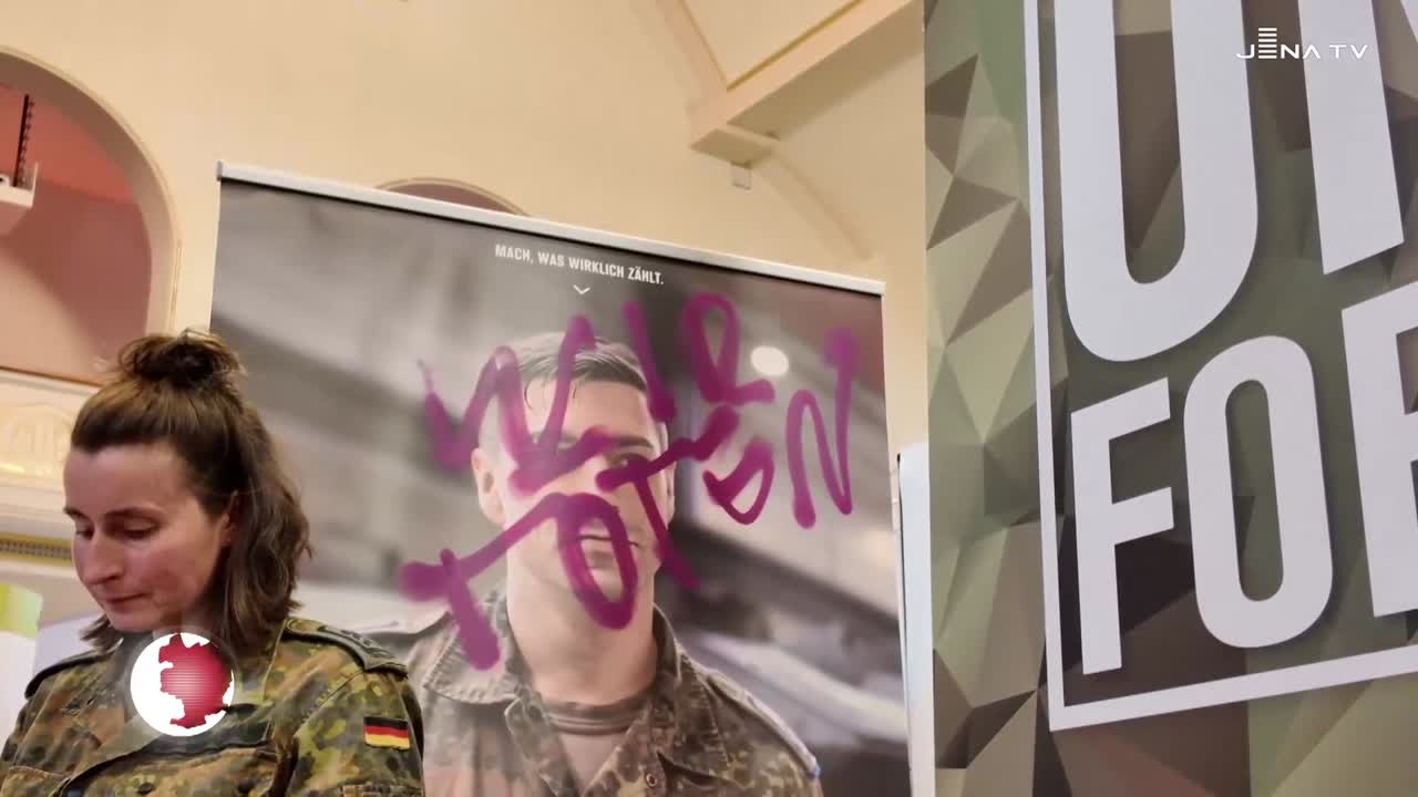 Berufsinfomarkt – Protestaktion gegen Stand der Bundeswehr 