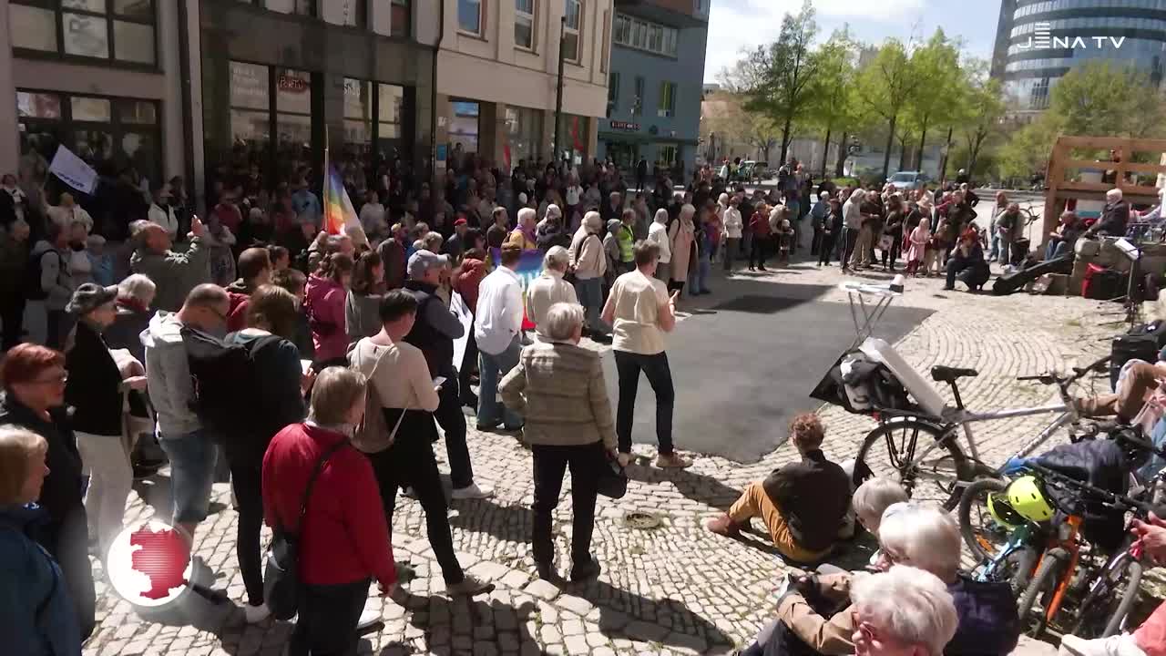 Singen für den Frieden – Friedensorganisation IPPNW initiierte Singen vor der Stadtkirche