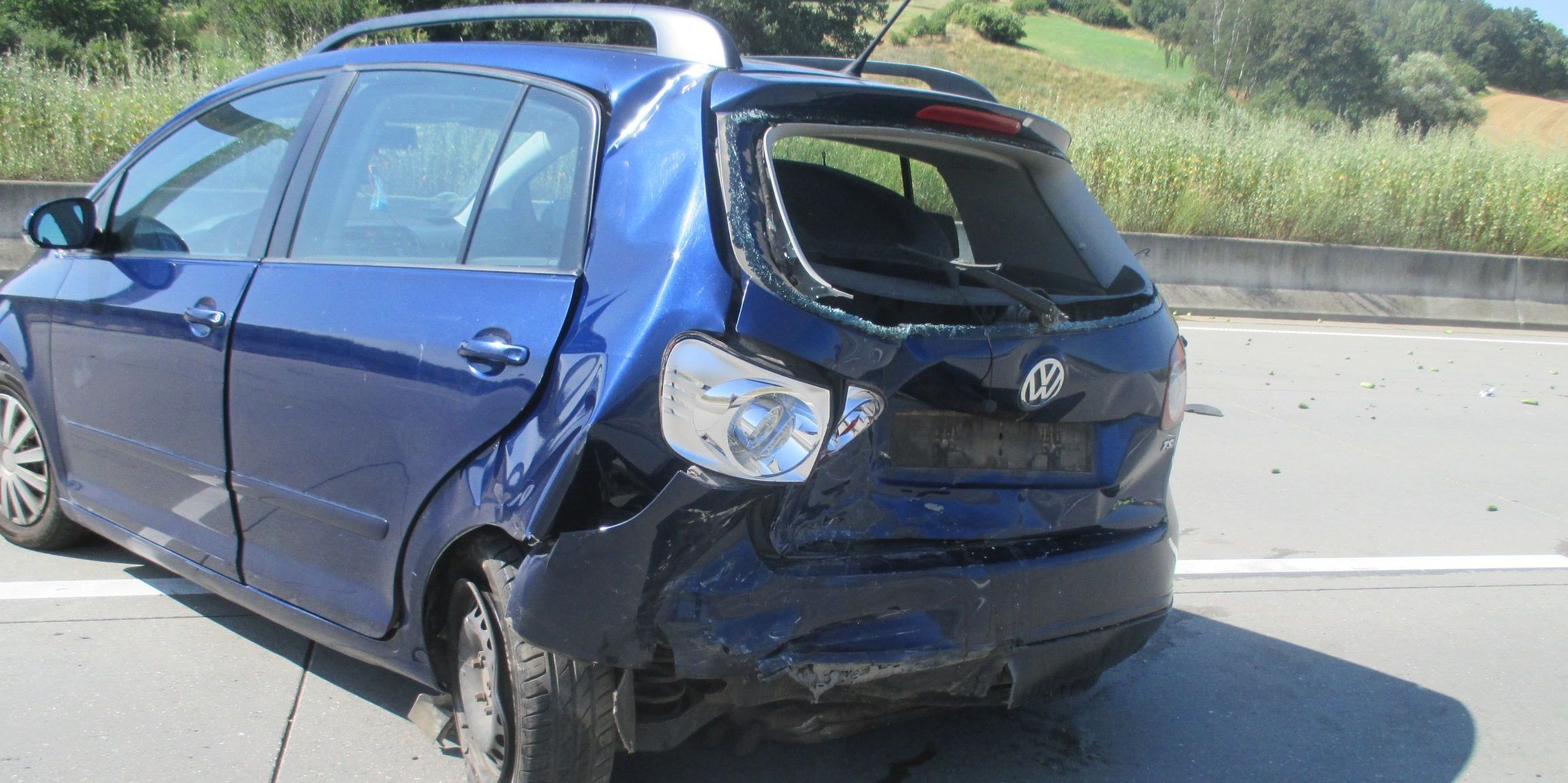 Nach Reifenpanne Unfall mit fünf Verletzten Nach Reifenpanne Unfall mit fünf Verletzten