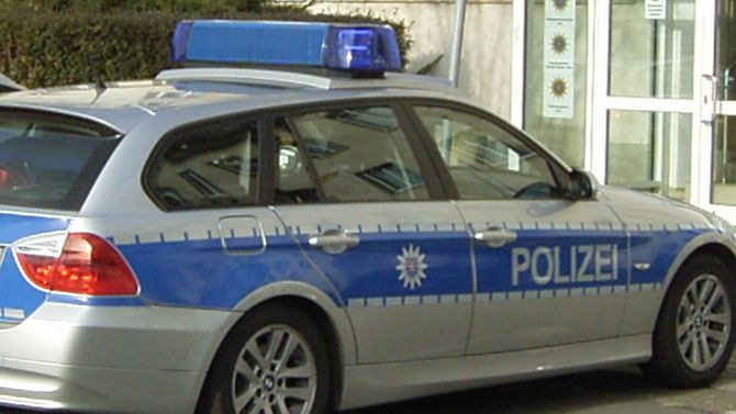 Mann sprang vor mehrere Autos