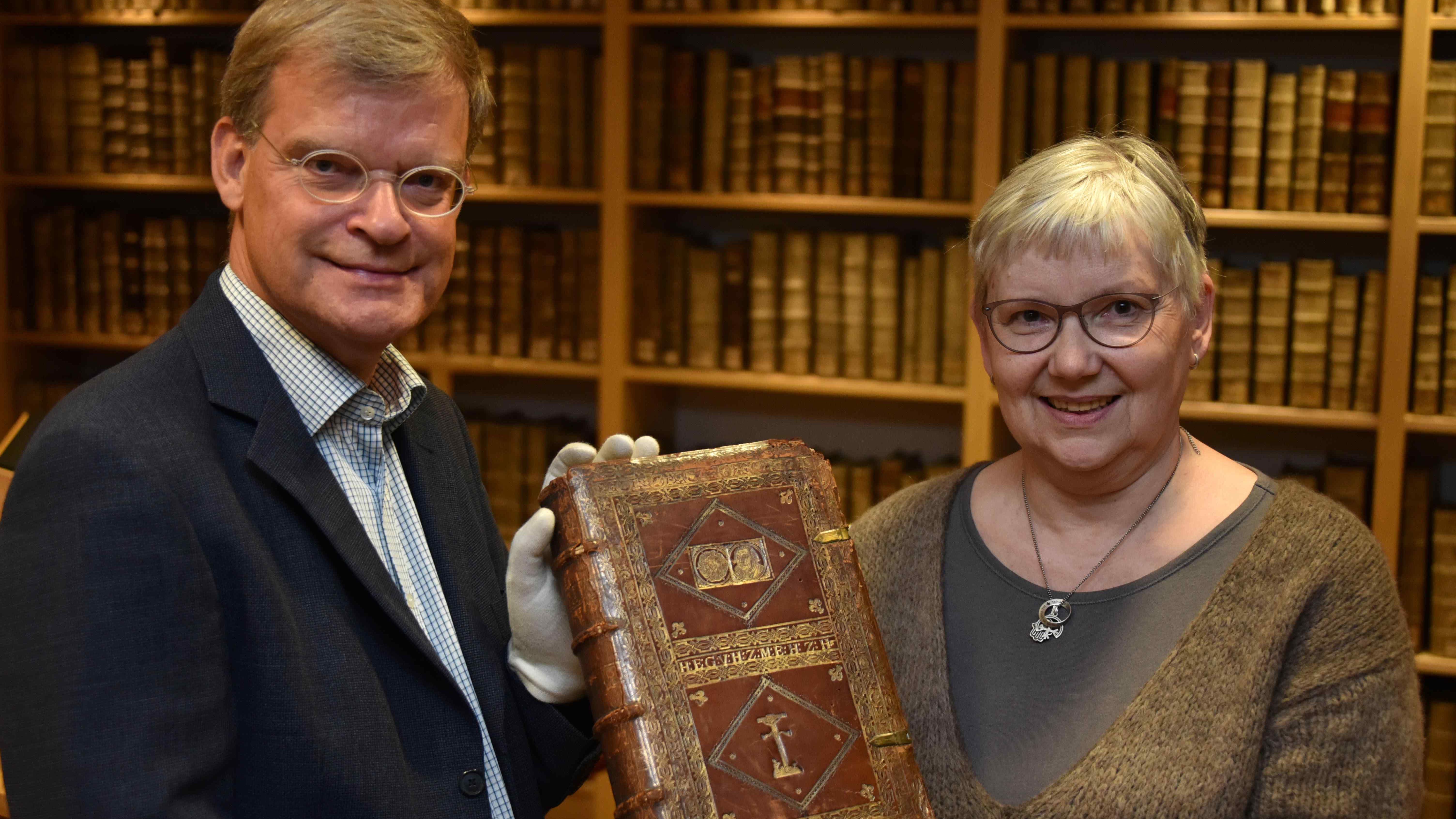 Wertvollen Lutherband überreicht