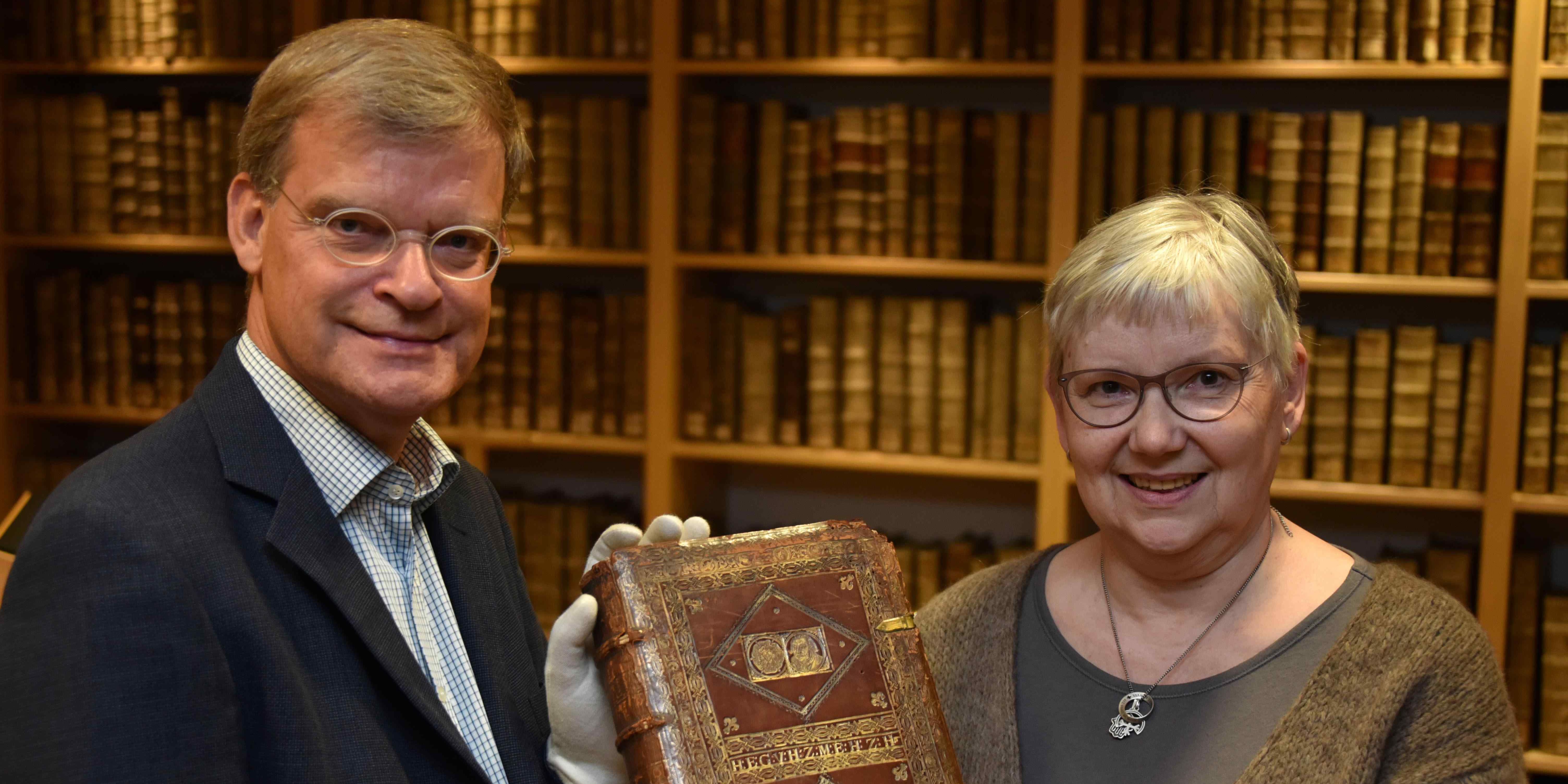 Wertvollen Lutherband überreicht