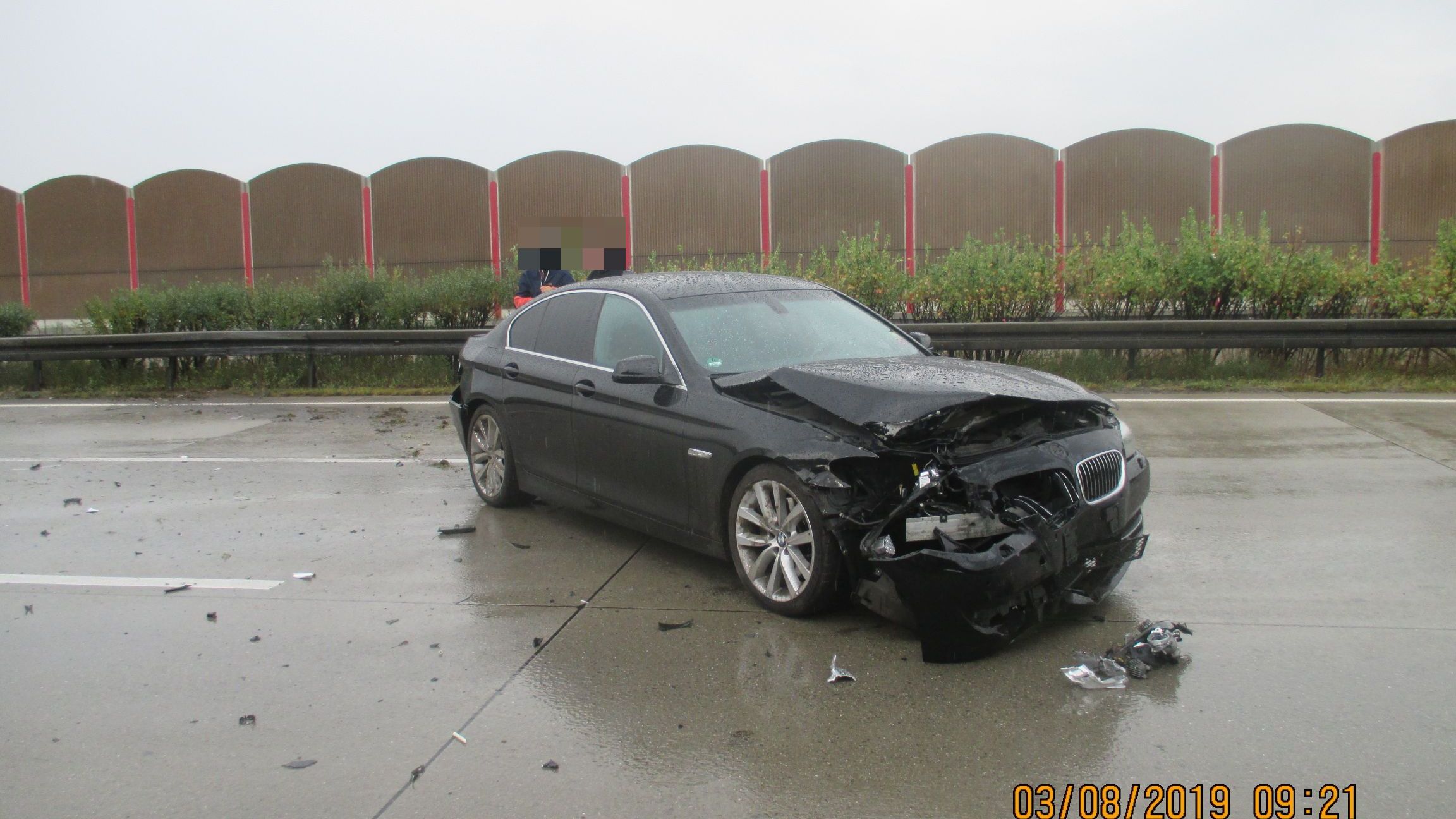Bei Regen in der Mittelleitplanke gelandet