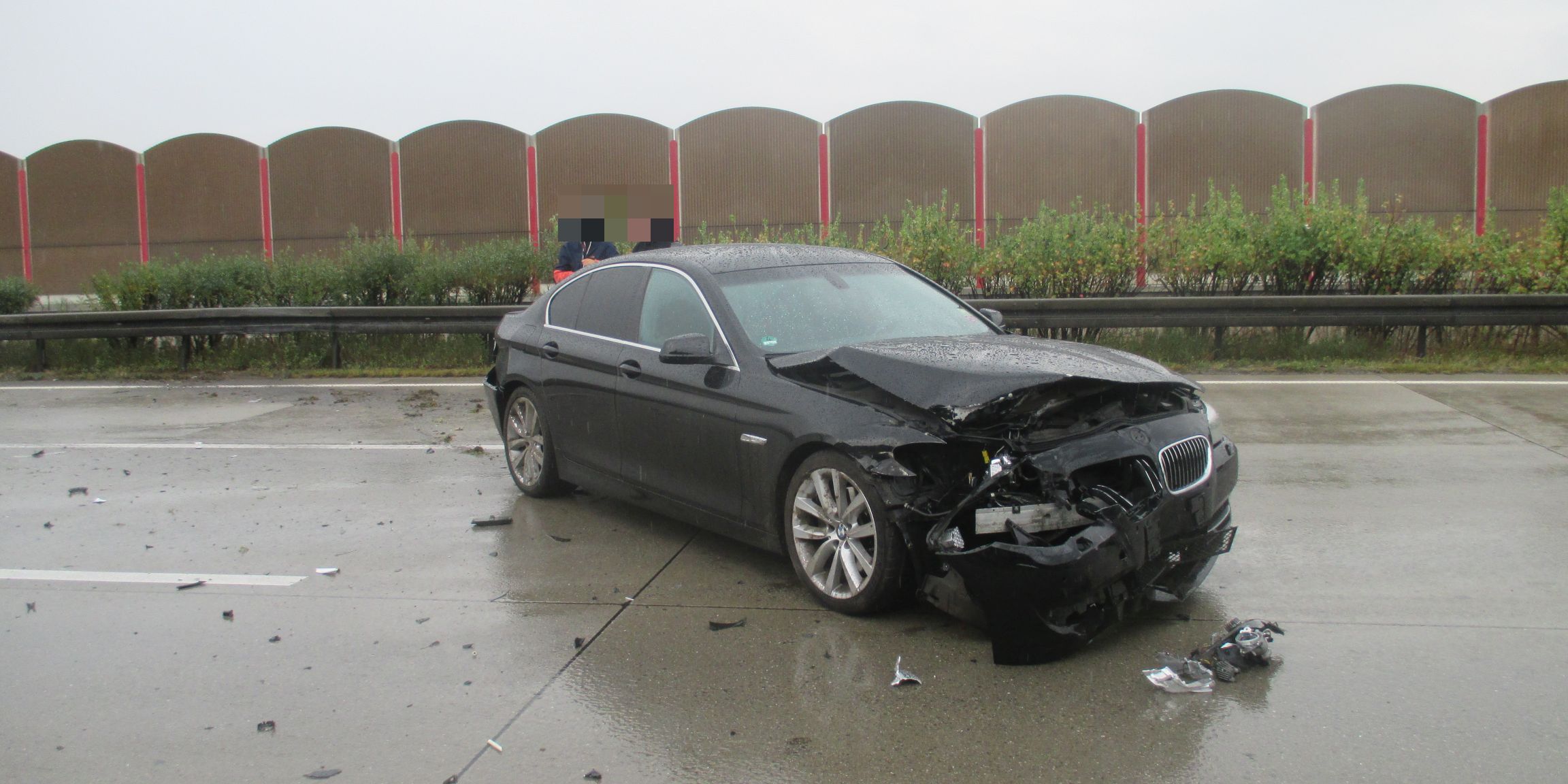 Bei Regen in der Mittelleitplanke gelandet