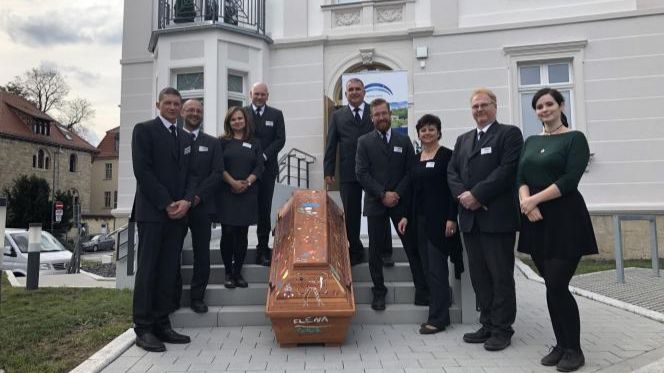 Mehr als 100 Gäste im Bestattungshaus