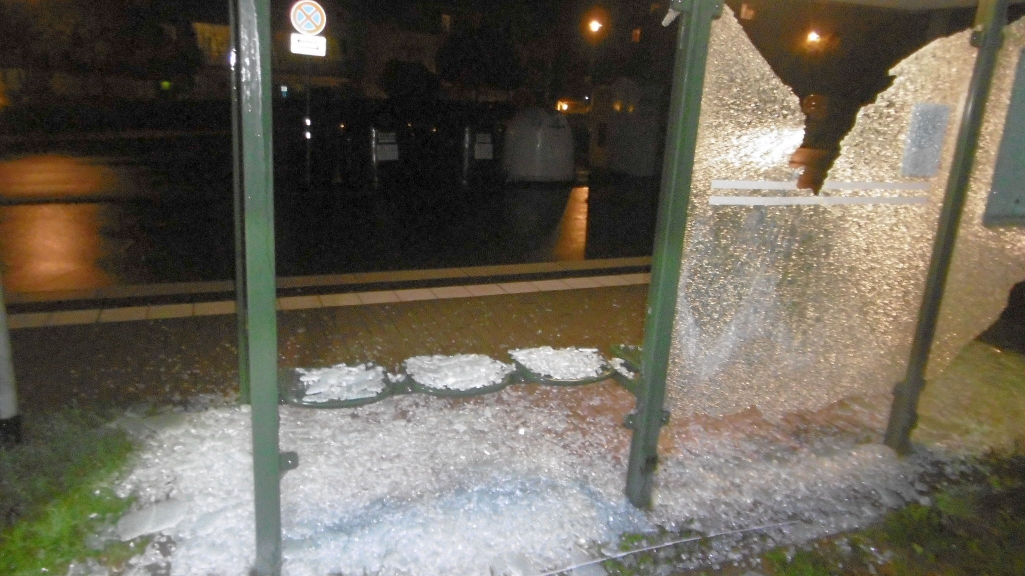 Betrunkener randalierte an Bushaltestelle