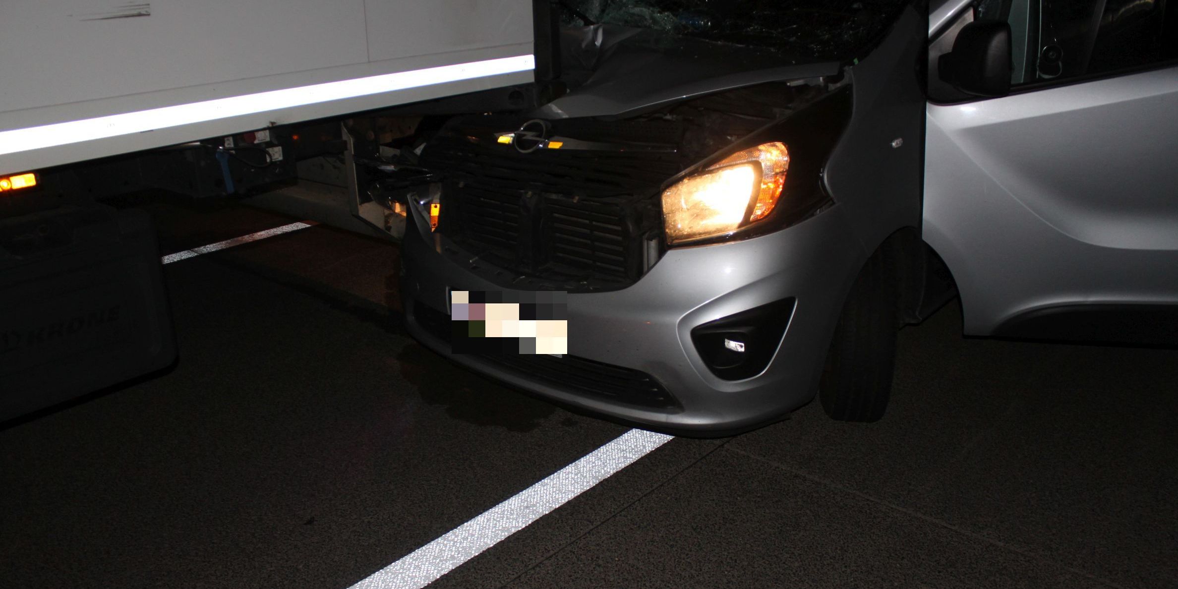 Kleinbus fuhr auf Sattelzug auf