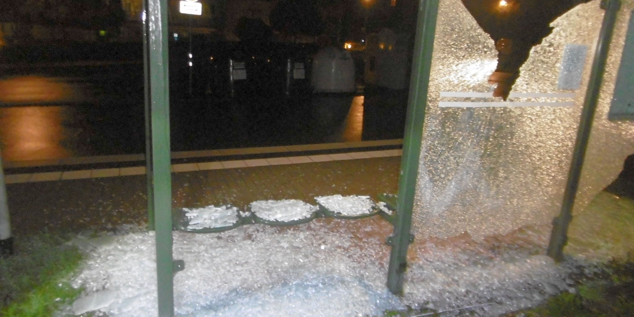 Betrunkener randalierte an Bushaltestelle