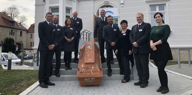 Mehr als 100 Gäste im Bestattungshaus