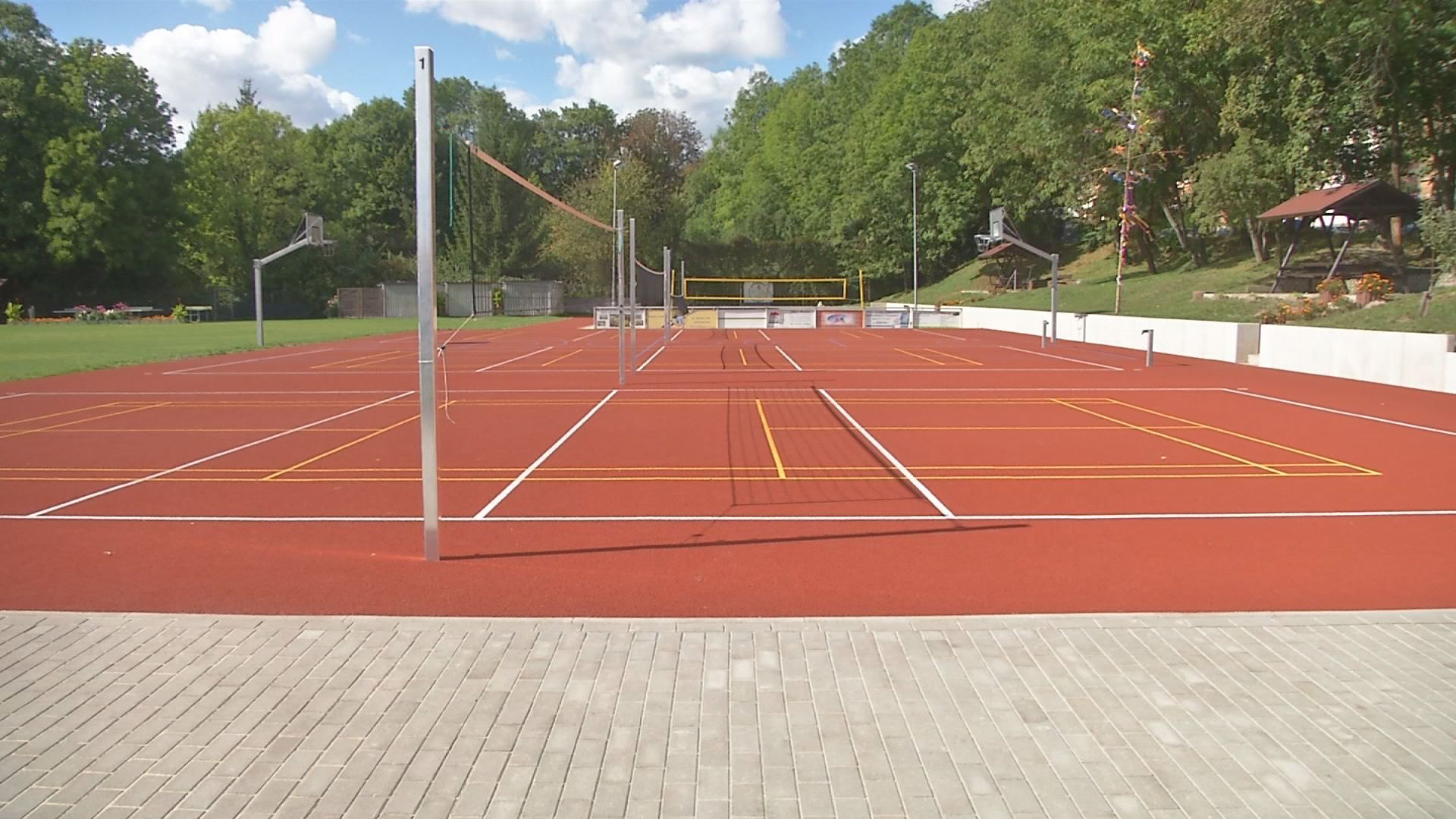 Gefeiert: Der Tartanplatz auf dem Westsportplatz wurde offiziell eingeweiht