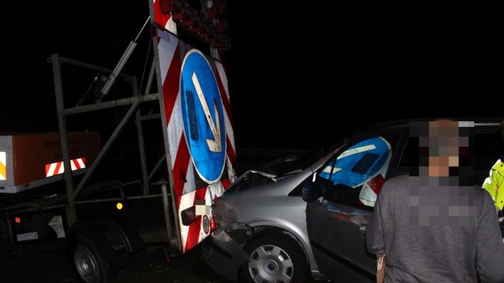 Pkw-Fahrer kollidiert mit Schilderwagen