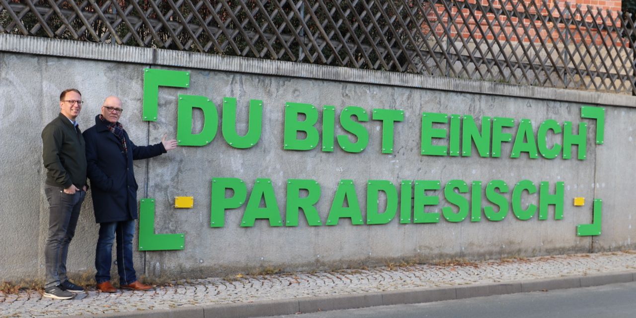 Paradiesisch-Schriftzug eingeweiht