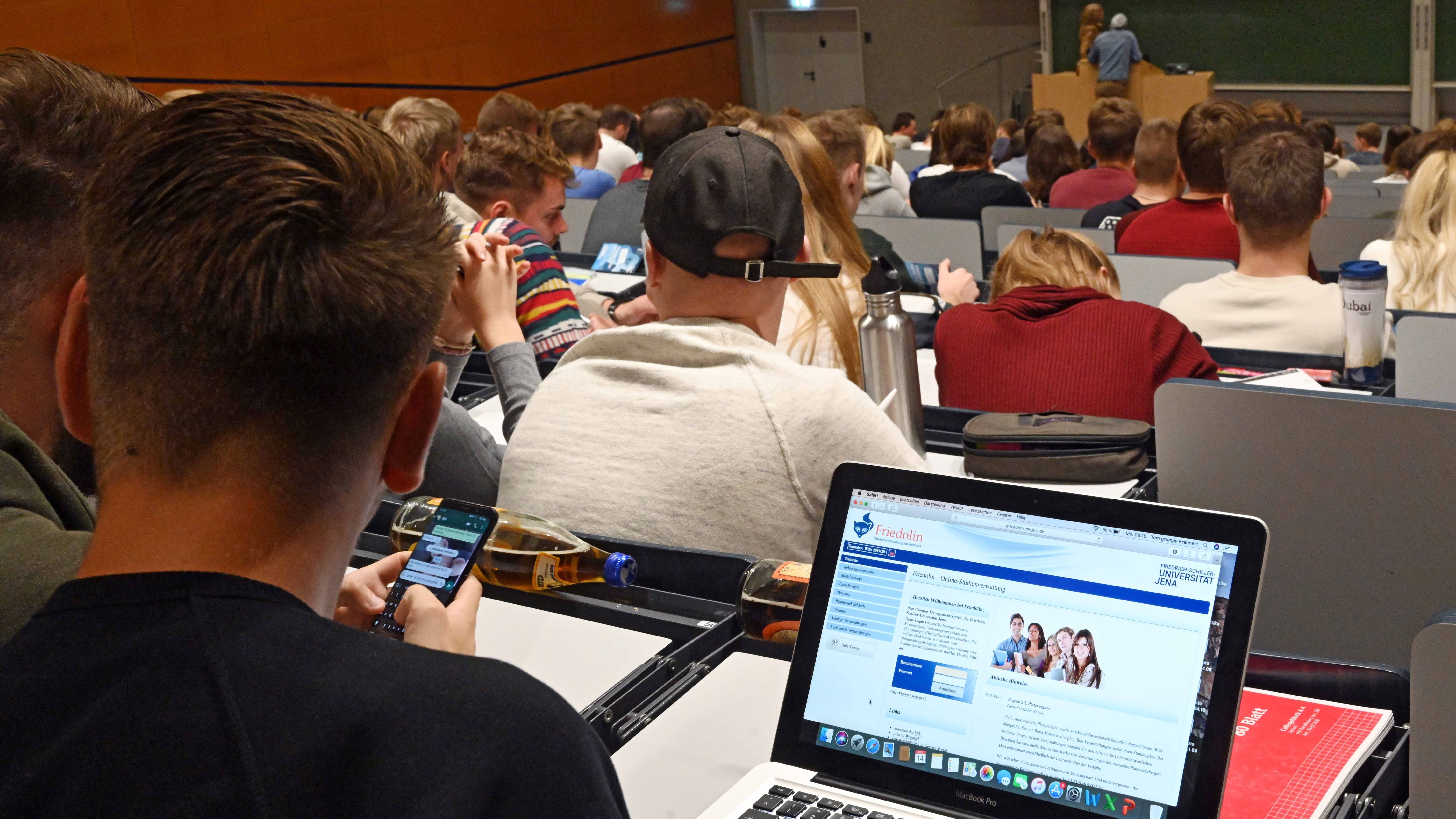 Fast 18 000 Uni-Studenten im Wintersemester 