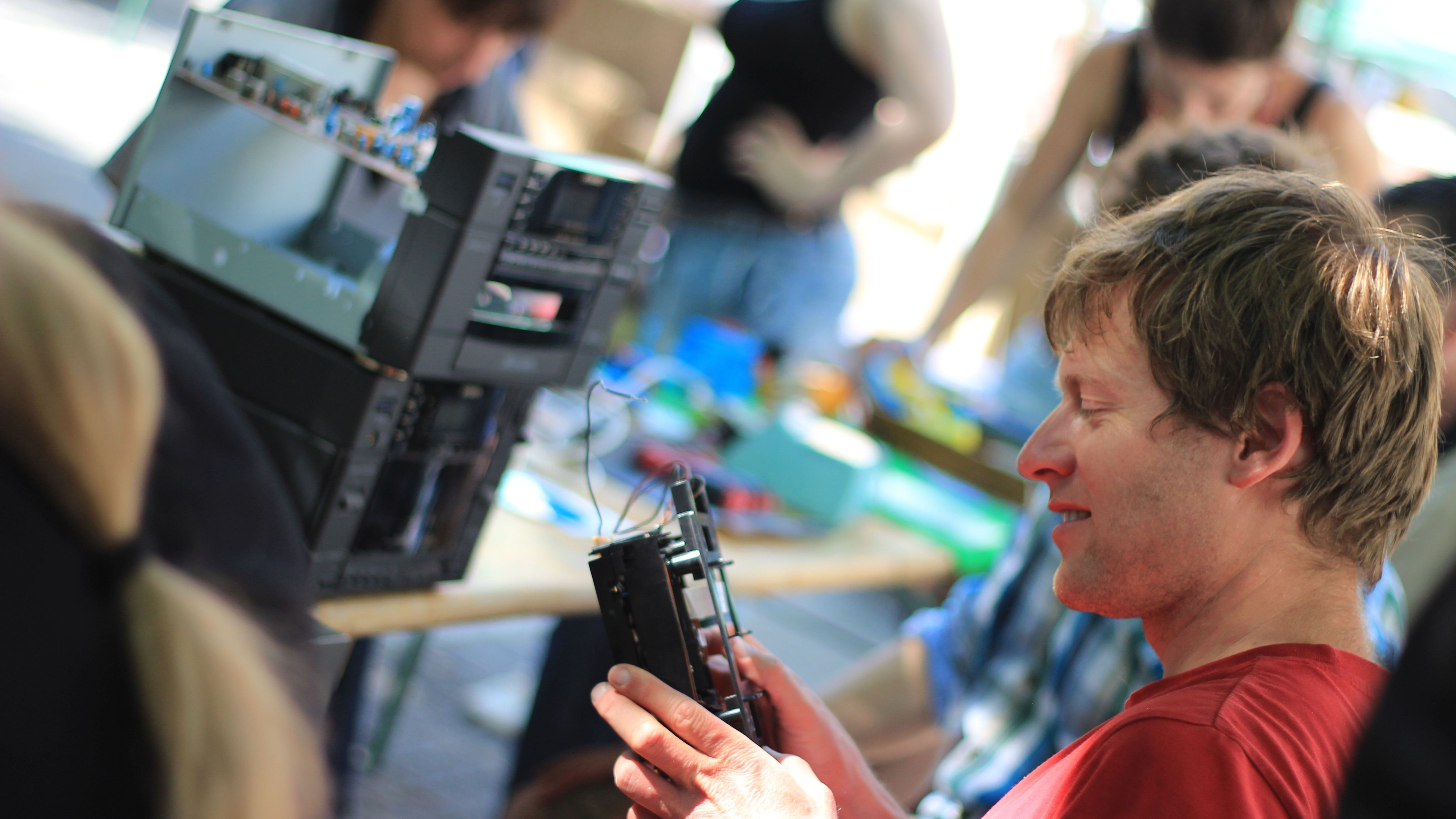 Reparier-Café zu Gast in der Ernst-Abbe-Bücherei