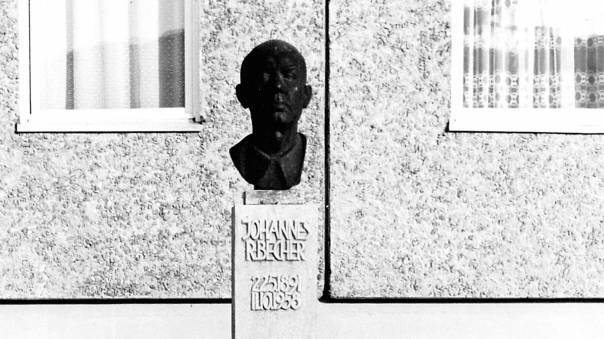 Wiederaufstellung der Becher-Bronzebüste 