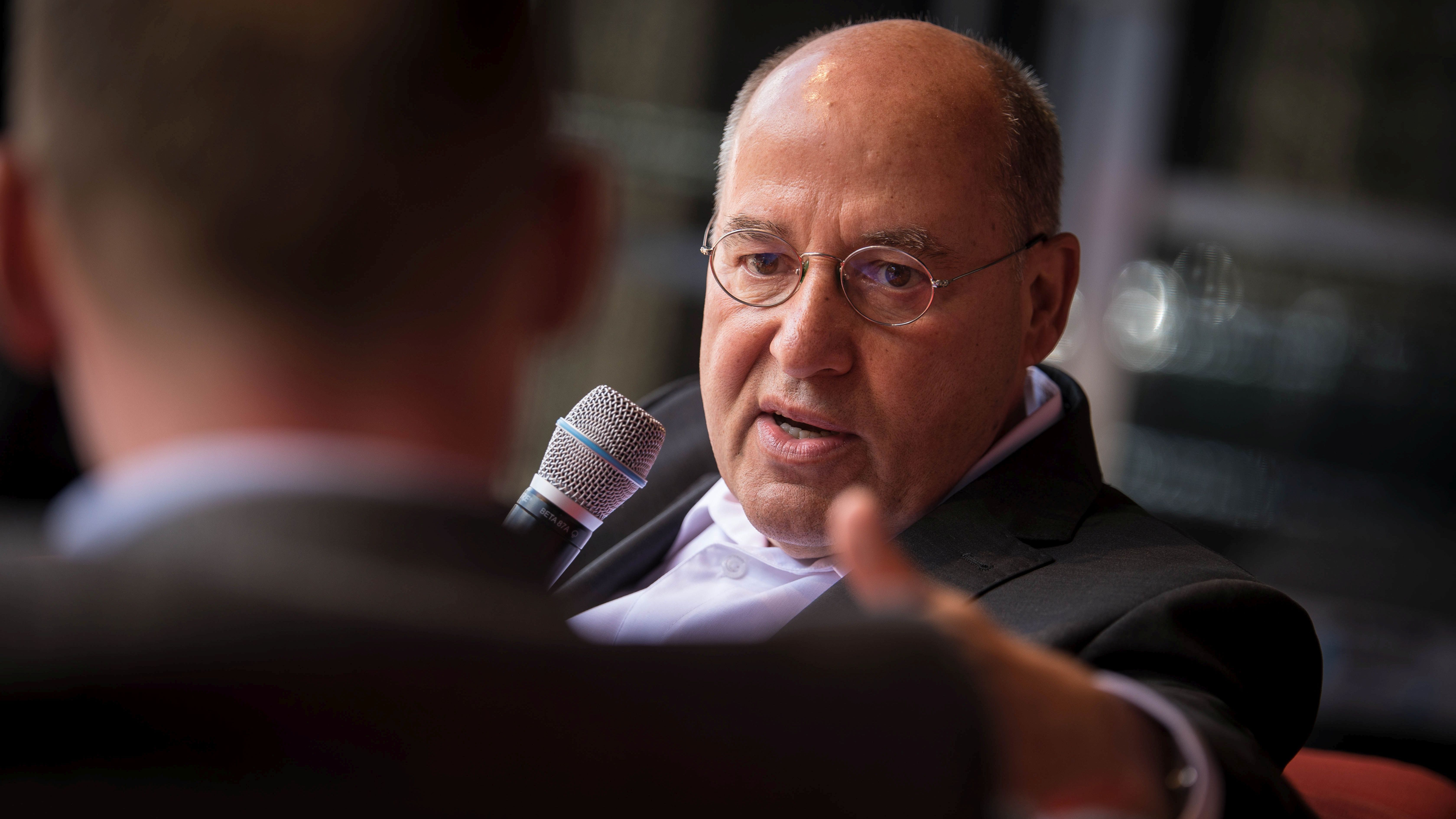 Gregor Gysi spricht auf dem Holzmarkt