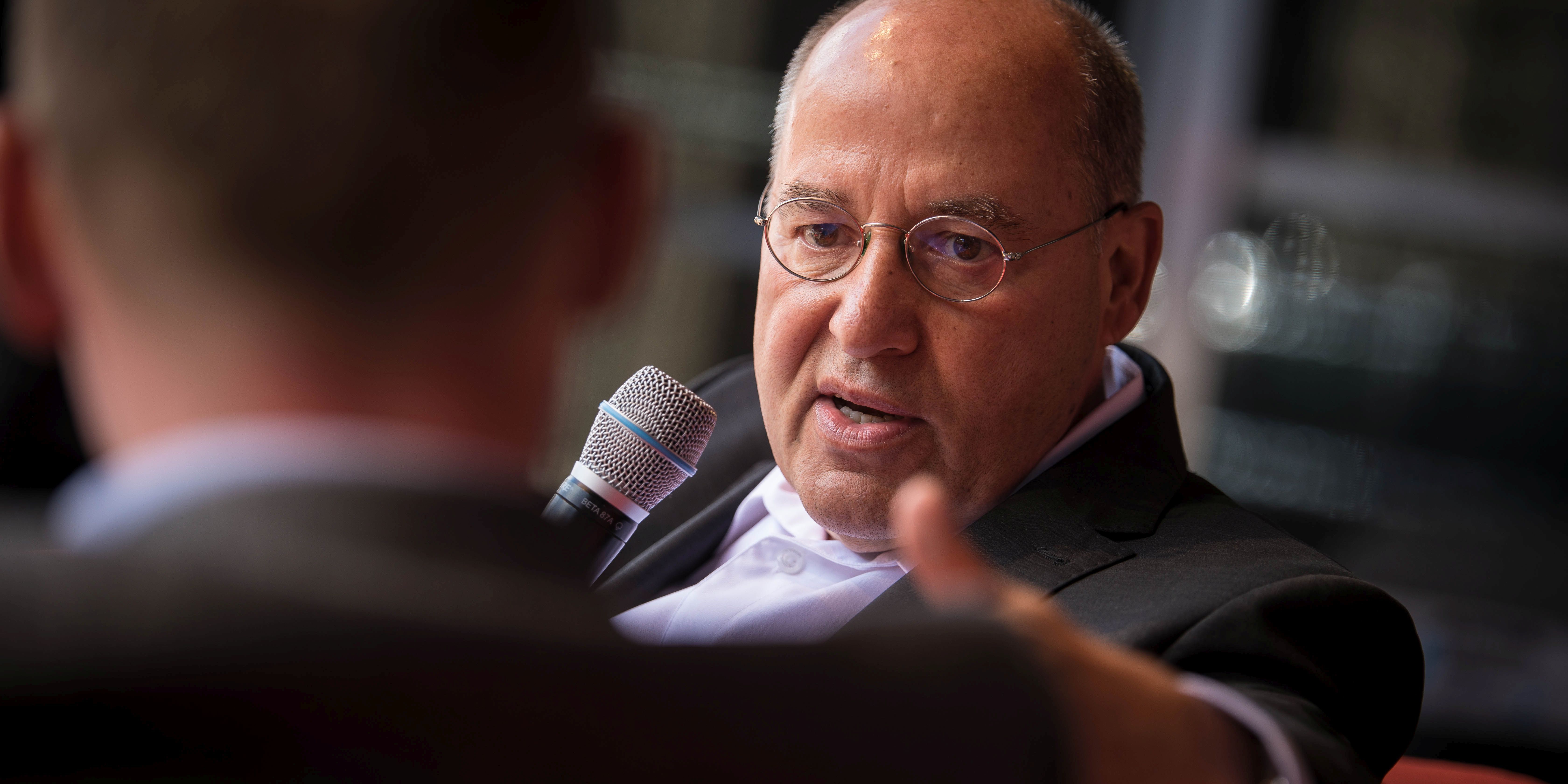 Gregor Gysi spricht auf dem Holzmarkt