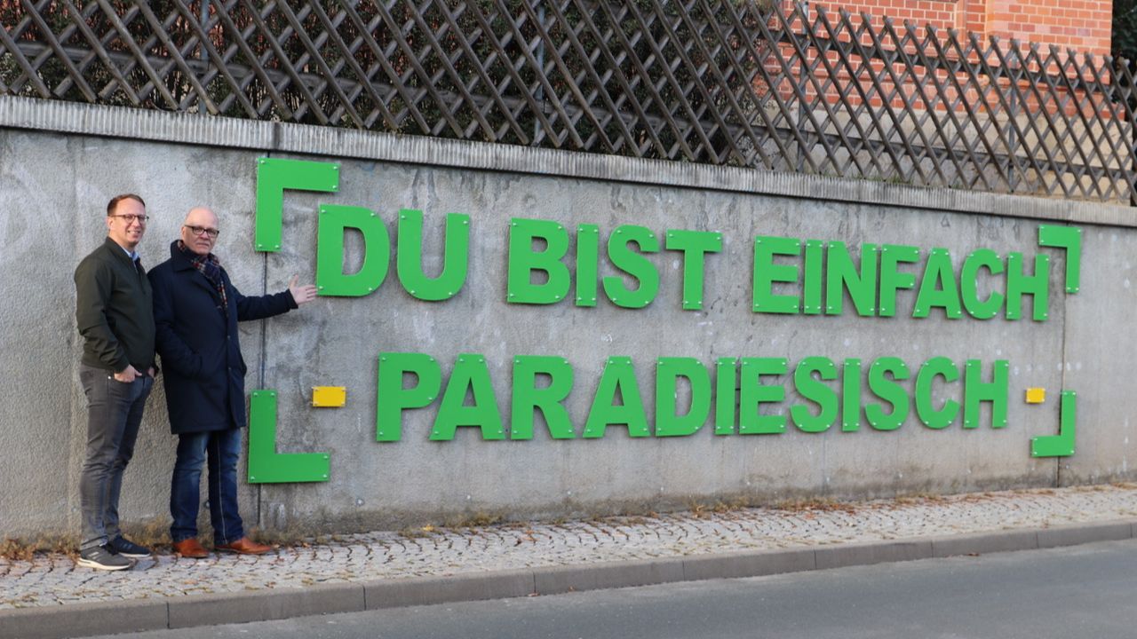 Paradiesisch-Schriftzug eingeweiht