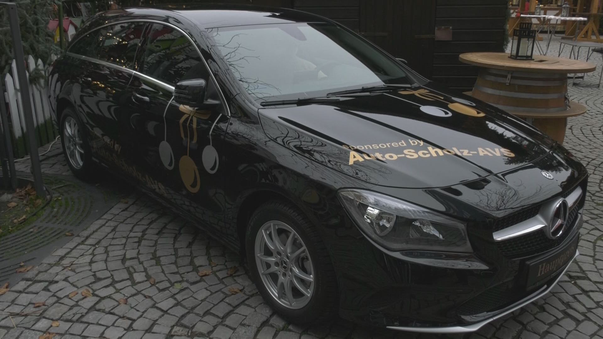 Viele Lose gerollt: Der Superpreis der Weihnachtsmarkt-Tombola des Lions Clubs ist ein Pkw 