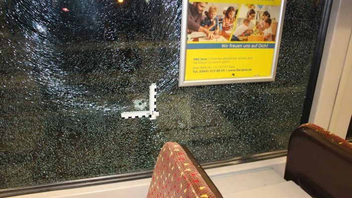 Spurensuche an Straßenbahn-Haltestelle