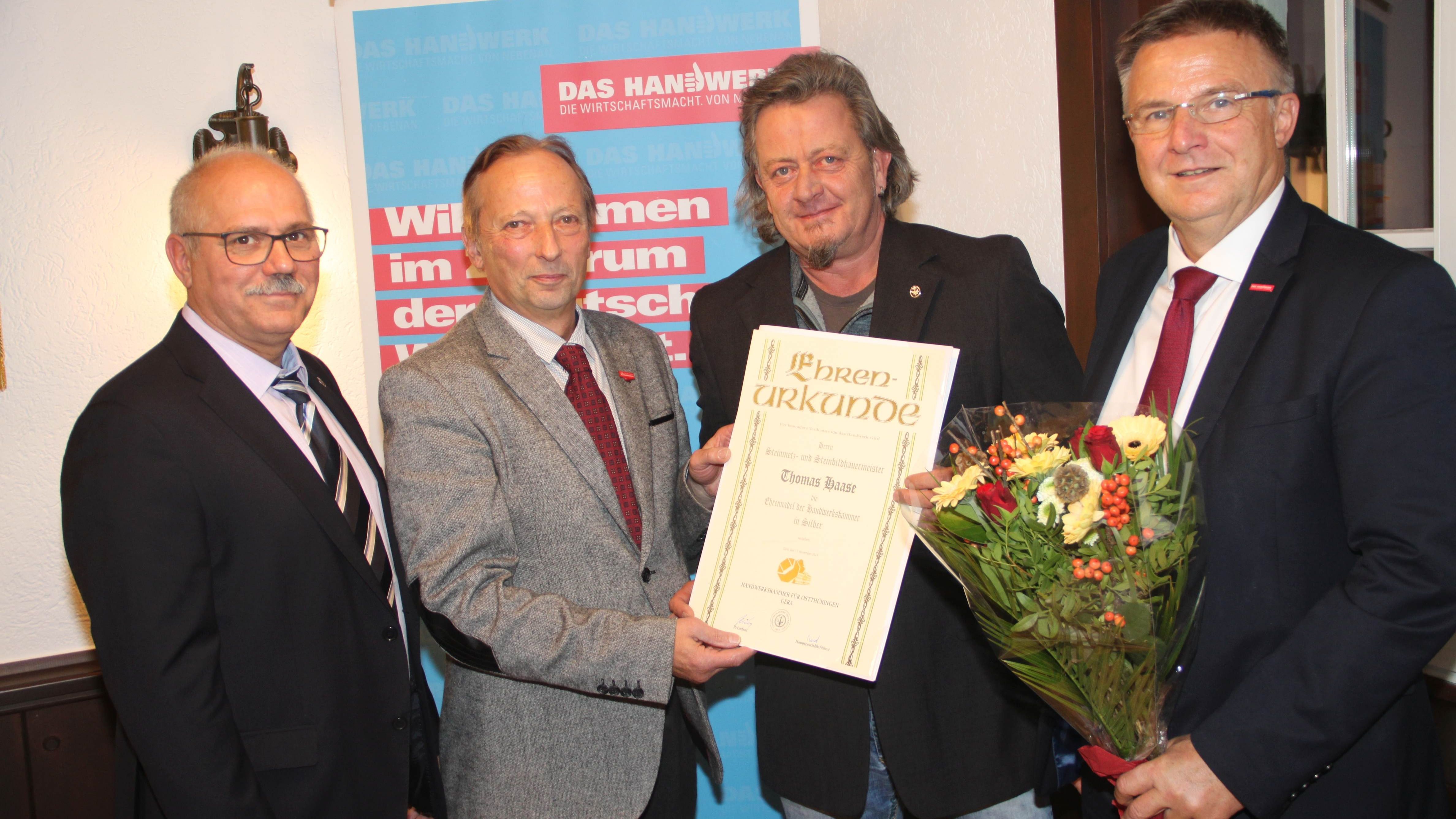 Eisenberger erhält Ehrennadel der Handwerkskammer für Ostthüringen in Silber